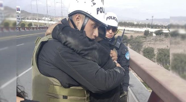 Policía salva con abrazo a joven de 19 años que casi se lanza de un puente en Arequipa