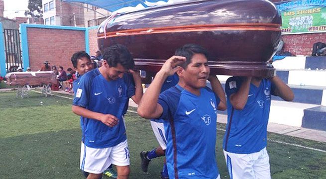 Campeonato de fulbito regaló ataúdes a los tres equipos ubicados en el podio
