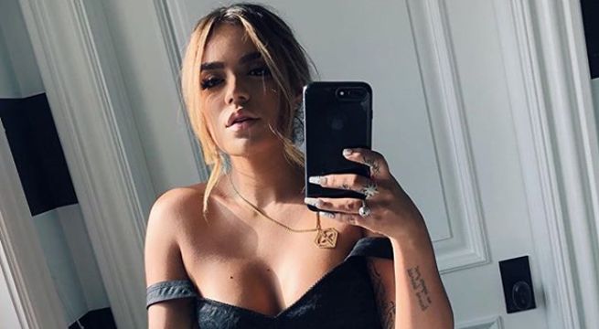 Karol G sorprende a sus seguidores con fotografía en diminuto bikini