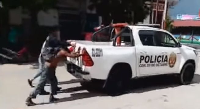 Patrullero se malogra y denunciante y presunto delincuente se bajan para empujarlo [Video]