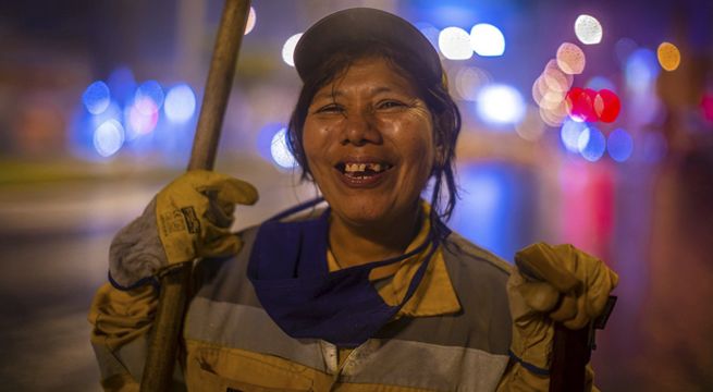 Señora barre calles de madrugada para que su hija acabe la universidad