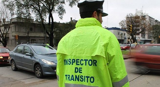 Policía de tránsito multa a mujer por ‘exceso de belleza’, pero termina siendo reprendido