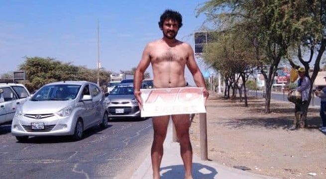 Hombre protesta desnudo contra la presencia de camiones en Chiclayo