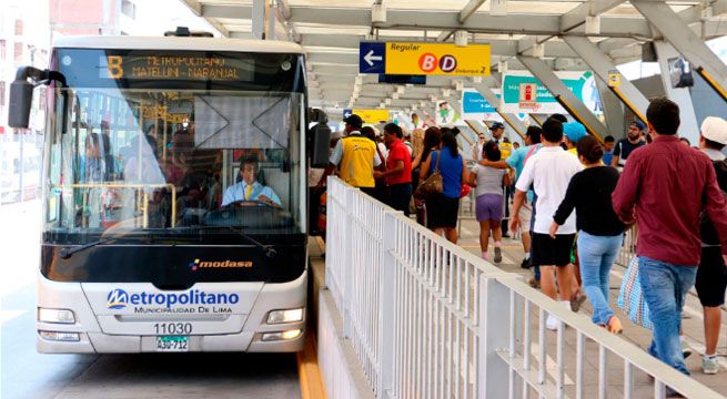 Música clásica para relajar a pasajeros en estación Naranjal del Metropolitano