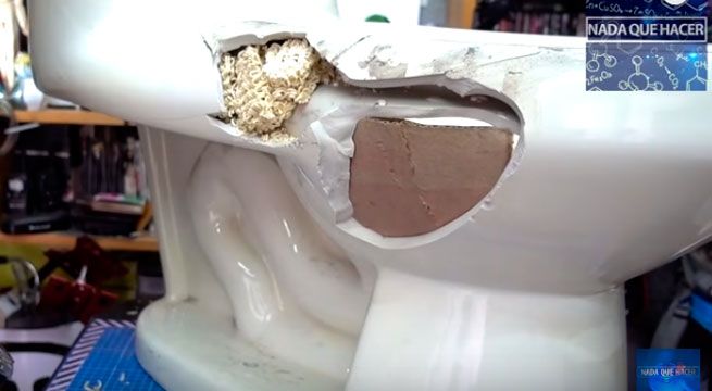 Intenta arreglar inodoro con fideos instantáneos y así le fue [VIDEO]