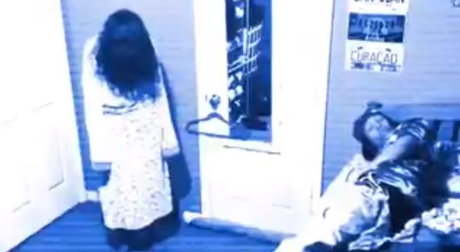 Encontró un fantasma en su habitación y no vas a creer su reacción [VIDEO]