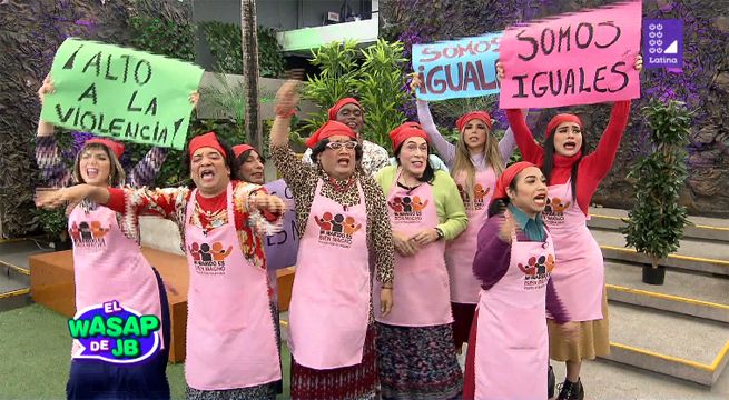 La señora Gloria y sus amigas apoyan el uso del mandil rosado