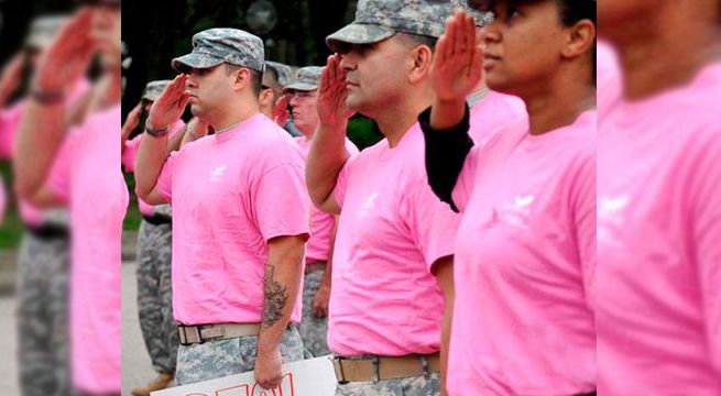 Militares de Estados Unidos usaron polo rosado sobre su uniforme