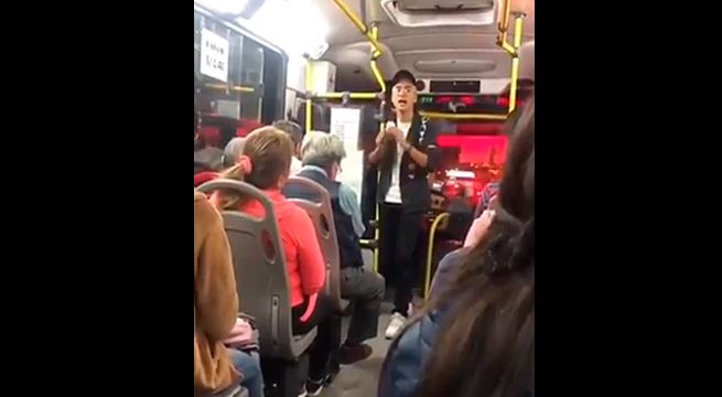 Joven sorprende a los pasajeros de un bus cantando música religiosa y reguetón