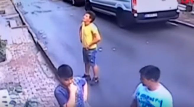 Joven se convierte en héroe al atrapar a niña que cayó de un segundo piso