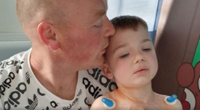 Padre se tatúa cicatriz de su hijo paras hacerlo sentir orgulloso