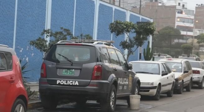 Tengo Algo Que Decirte: Vehículos de la policía son estacionados en zona rígida