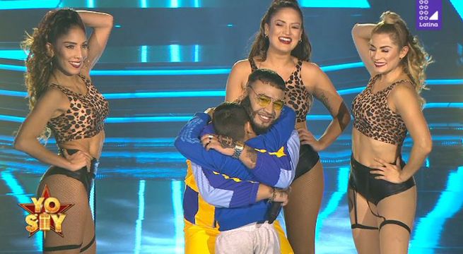 Imitador de Farruko recibió una inesperada visita sobre el escenario