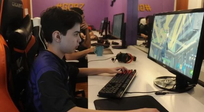 Adolescente gana 900 mil dólares en mundial de Fortnite y corre a abrazar a su padre