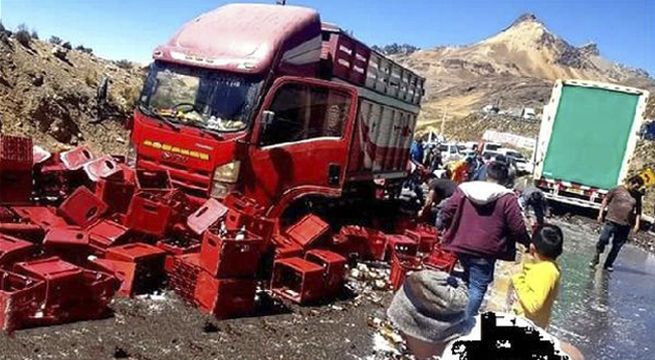 Camión se despista y deja centenares de cajas de cerveza volcadas en Carretera Central