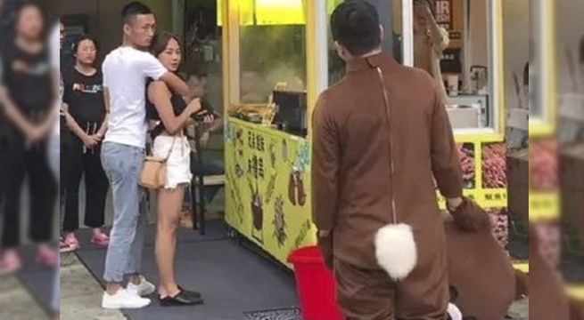 Se disfraza de oso pero encuentra a su enamorada con otro y así reaccionan ambos [Video]