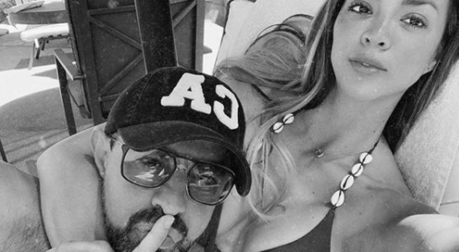 Fidelio Cavalli se divierte en fiesta con una rubia que no es Sheyla Rojas