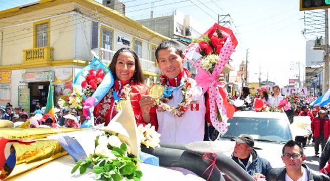 Entregaron Sol Libertario de Junín a Gladys Tejeda y Christian Pacheco