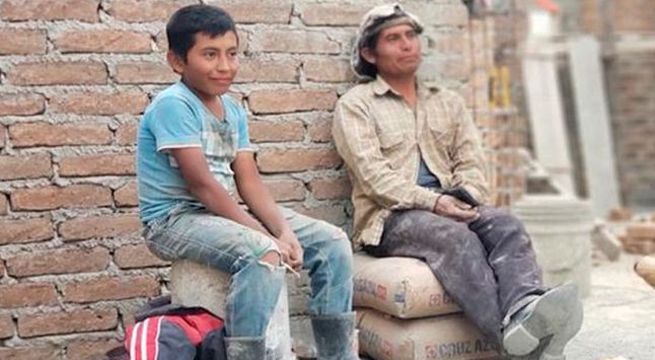 Niño trabaja como albañil para ayudar a su familia y universidad le da beca completa [Video]