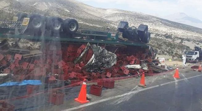 Camión de cerveza se voltea en vía Arequipa – Puno dejando cientos de botellas rotas [Video]