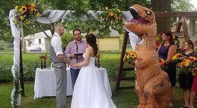 Dama de honor se disfraza de dinosaurio en boda de su hermana [Video]