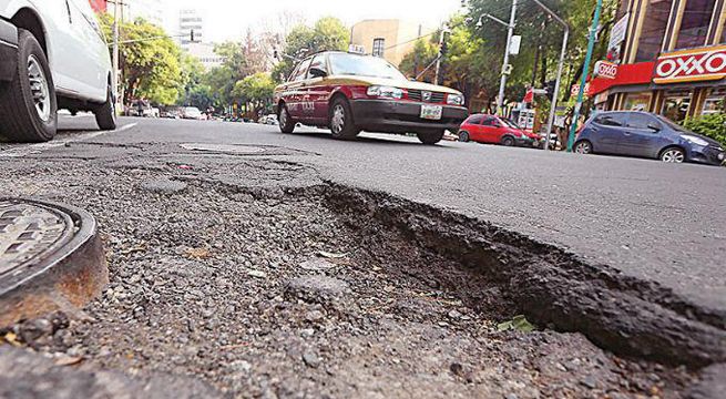 Joven utiliza sopa instantánea para arreglar bache de transitada avenida