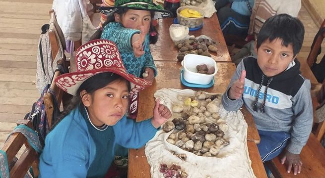 Niños celebran cumpleaños de su compañero con papitas sancochadas y queso