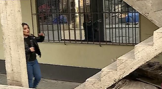 ¡INSÓLITO! Invade vía pública para levantar escalera de concreto de cuatro pisos [VIDEO]