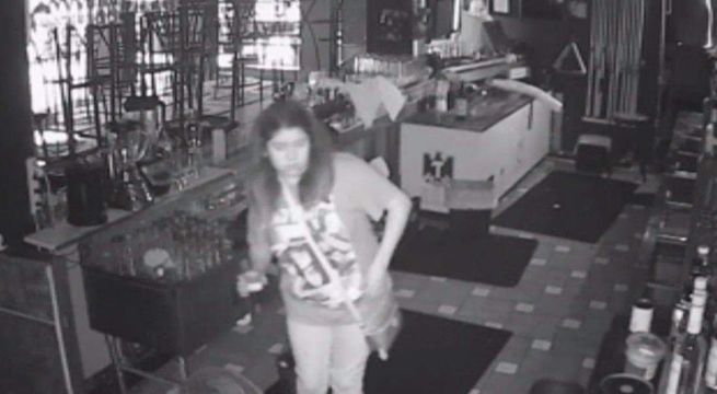 Mujer quedó atrapada dentro de un bar y se tomó toda la cerveza