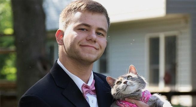 Joven no encontró pareja para su graduación y decidió ir con su gata