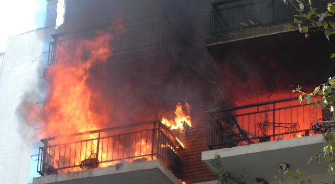 Quema las cartas de amor de su exenamorado pero termina incendiando su departamento