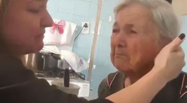 Abuela con Alzheimer le dice “Te amo” a la mujer que la cuida al recordarla