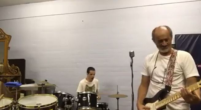 Carlos Alcántara demuestra su lado musical junto a su hijo Lorenzo