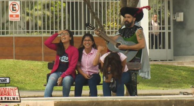 Tunait sorprendió a muchos transeúntes con su ‘Serenata insensata’