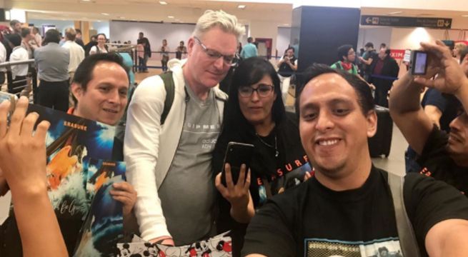 Erasure llegó a Lima y fue recibido por decenas de fans en el aeropuerto Jorge Chávez