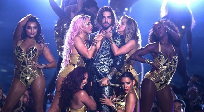Maluma cerró su presentación en los MTV VMA besando a una de sus bailarinas