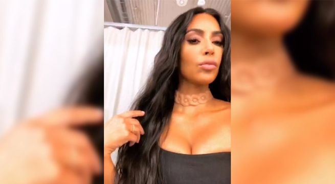 Kim Kardashian remece las redes al mostrarse con escalofriante collar bajo su piel