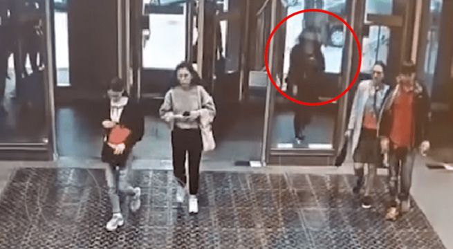 Mujer mira celular, se distrae y rompe puerta de cristal (Video)