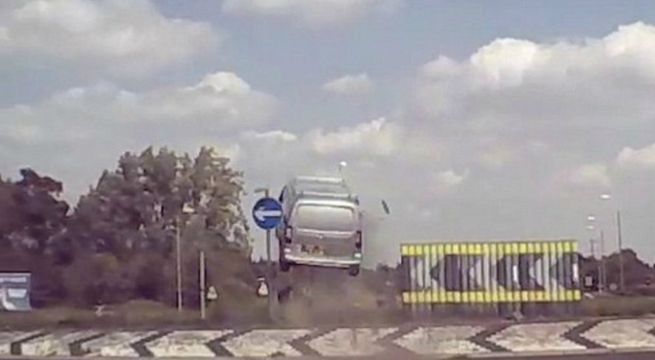 Auto emprende loca carrera y termina volando tras chocar contra un sardinel (Video)