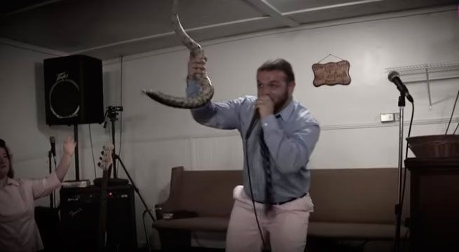 Serpiente casi acaba con la vida de pastor mientras daba un sermón