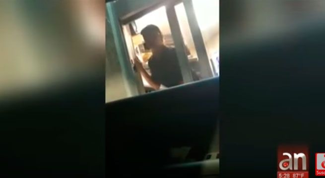 Polémica en EEUU por trabajadora que se negó a tomar orden porque no hablaba inglés