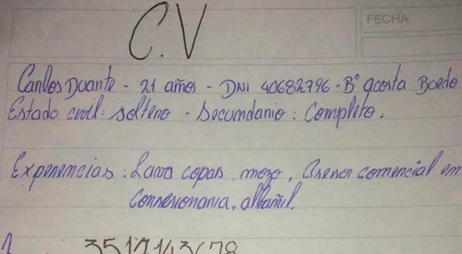 Joven hace su CV a mano al no tener dinero para imprimirlo