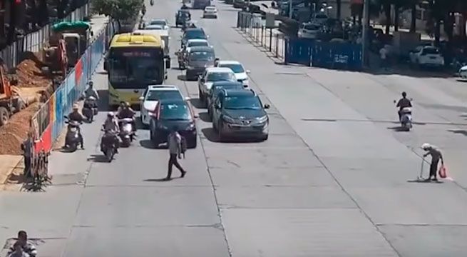 Motociclista detiene el tráfico para que abuelita cruce la pista