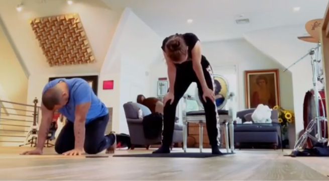 Thalía no pudo soportar el dolor al probar una nueva técnica de yoga