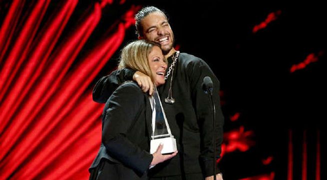 Dra. Polo y Maluma se dan tremendo beso durante los Latin American Music Awards