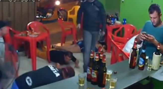 Hombre revisa su celular y no se da cuenta del tremendo robo que ocurre a su alrededor (Video)