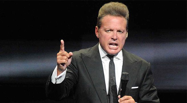 Fanática de Luis Miguel logra colarse en el escenario y robarle un beso en la boca