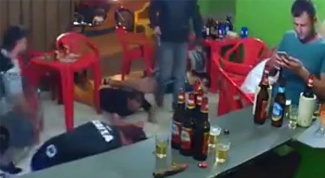 Asaltaron con armas el bar donde estaba y no se dio cuenta por jugar con su celular