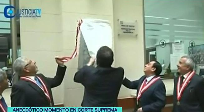 Cae placa recordatoria durante ceremonia del Poder Judicial (Video)