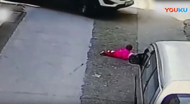 Niña de dos años es atropellada pero ocurre un milagro (Video)